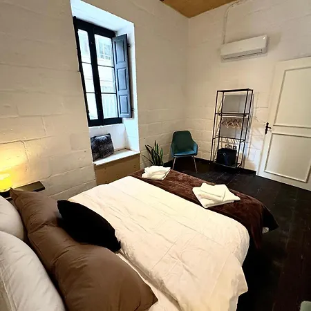 Melik Cozy Modern Maltese Near The Seafront